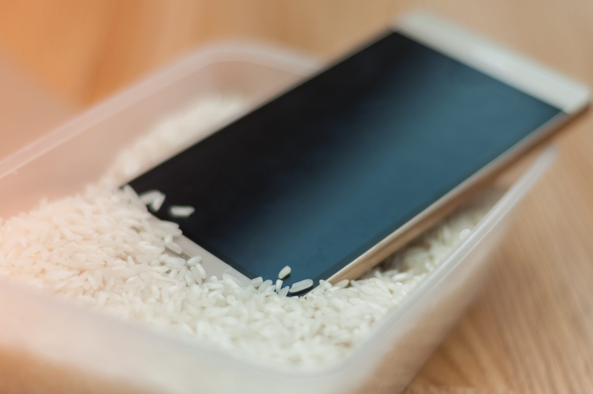 Colocar o iPhone no arroz é uma boa estratégia para quem deixou o celular cair na água.