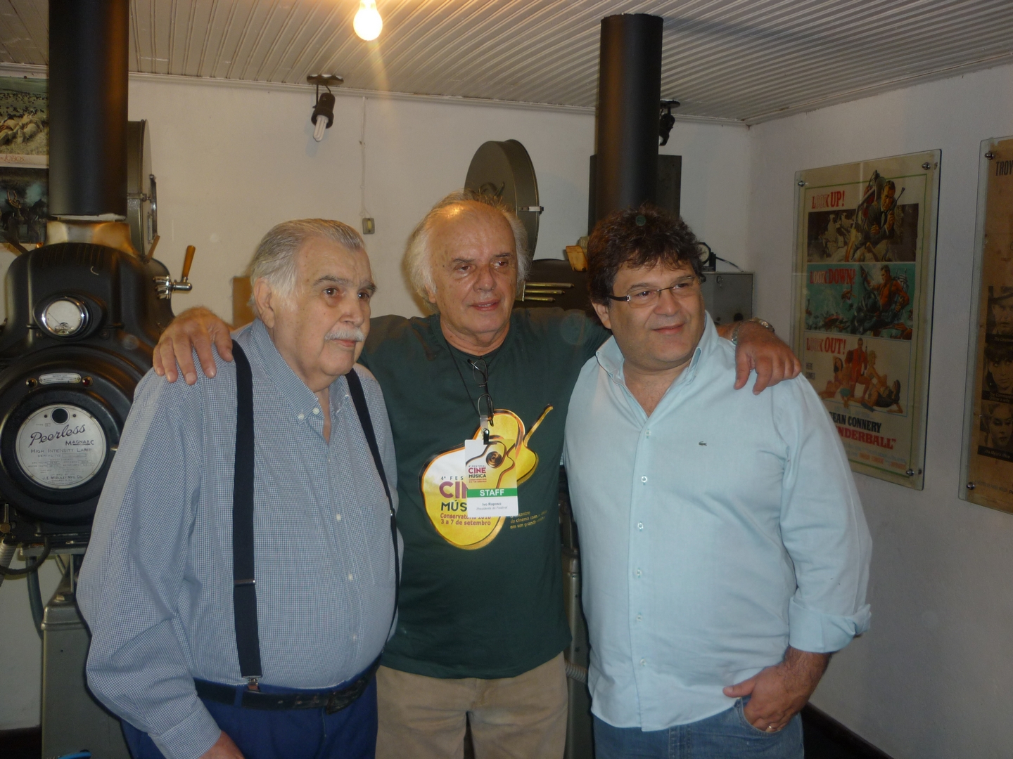 O cinema independente no Brasil 3 Posando para um registro do evento, da esquerda para a direita: Orion de Faria, Ivo Raposo (presidente do comitê organizador) e Leonardo de Faria.