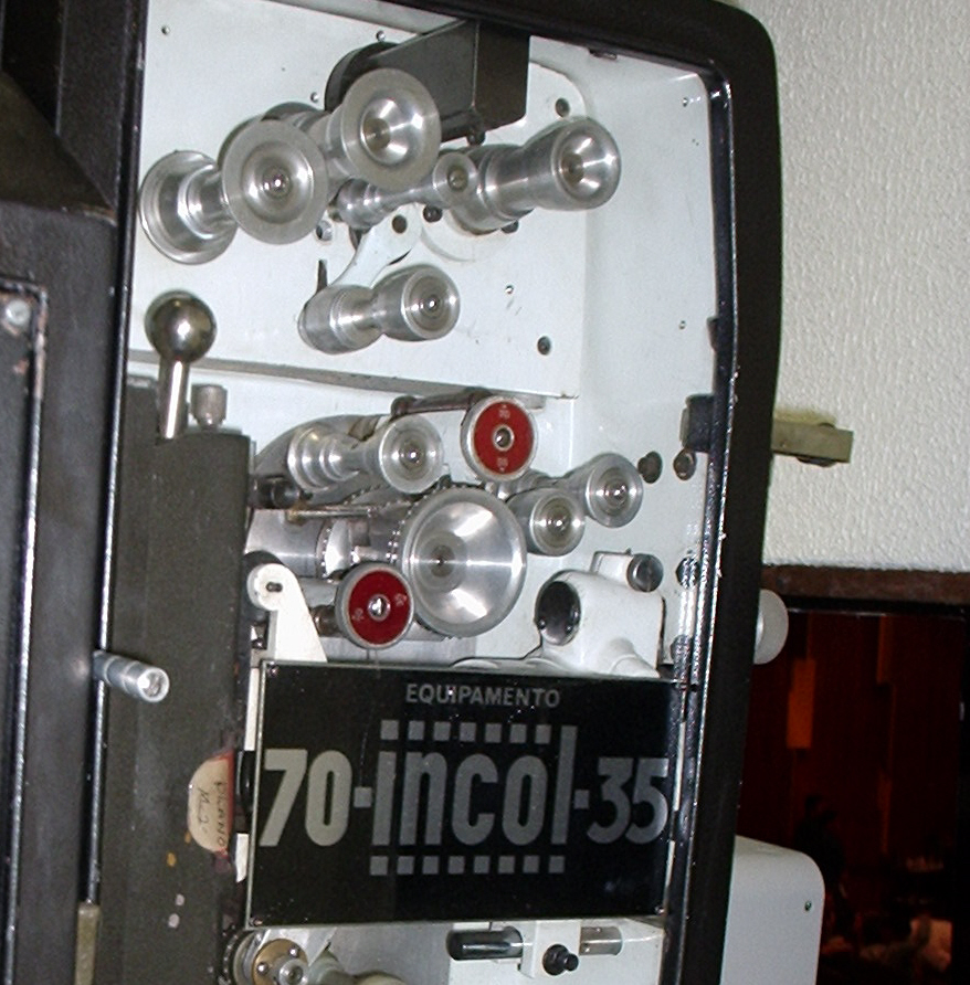 Parte superior do Incol 70/35, mostrando as cabeças magnéticas, em encapsulamento duplo e rotativo, na cor preta, bem no topo do corpo do projetor.