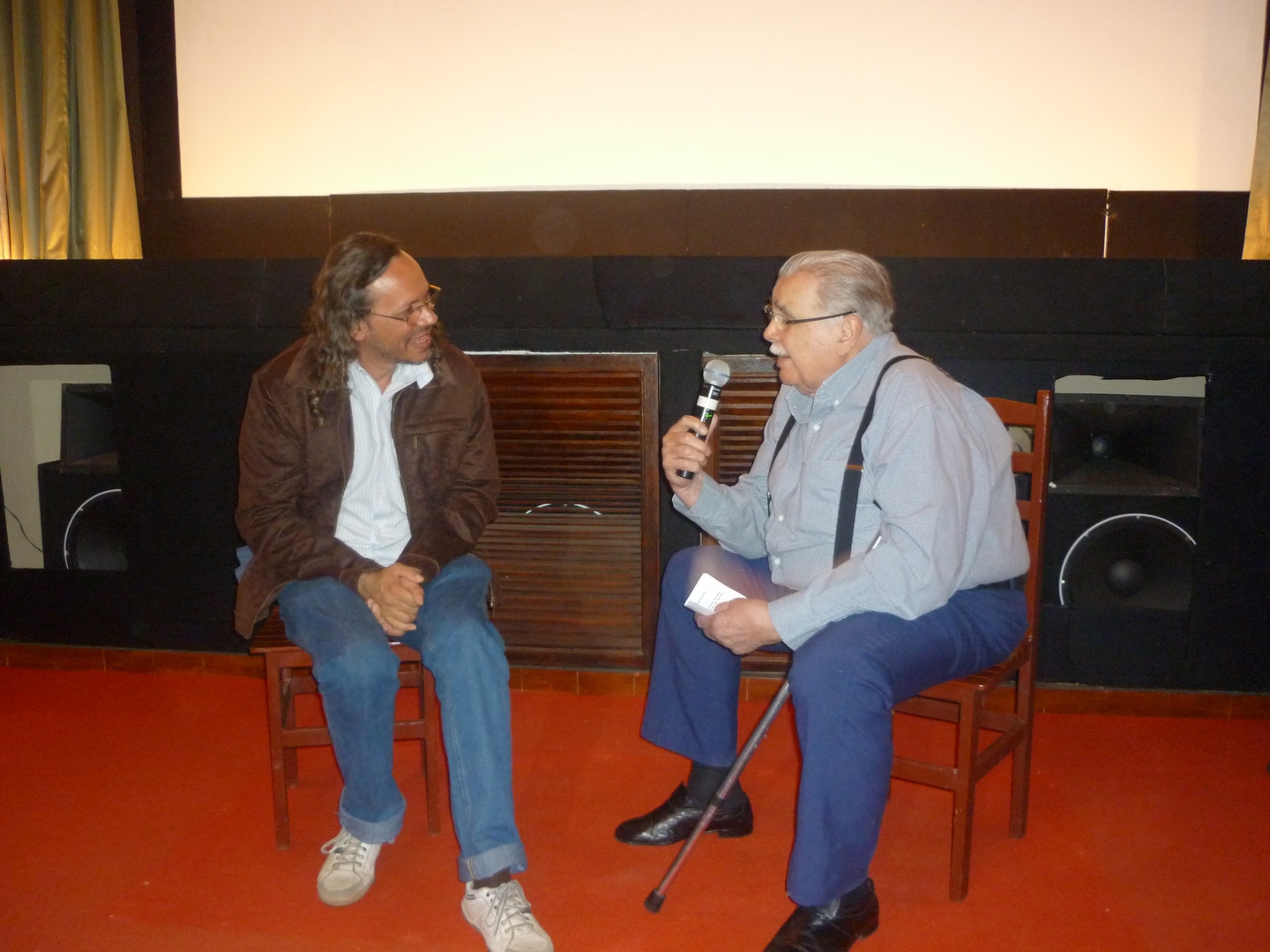 O cinema independente no Brasil 4 Flagrante do depoimento de Orion de Faria, sendo entrevistado pelo curador do Festival, Hernani Heffner, à sua esquerda.