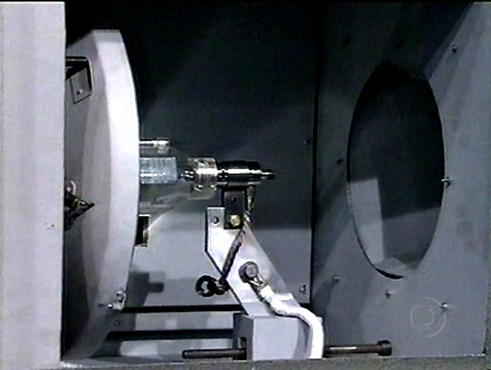 Lâmpada Xenon instalada em frente ao seu espelho refletor, na lanterna do Incol 70/35.